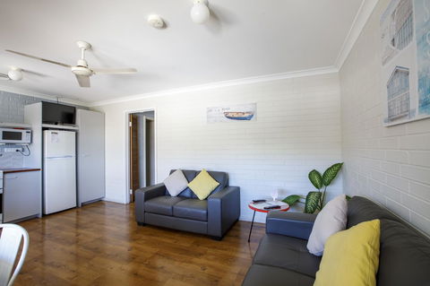 Shark Bay Seafront Apartments - Tourism Cairns 8