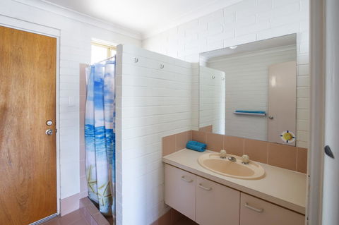 Shark Bay Seafront Apartments - Tourism Cairns 13