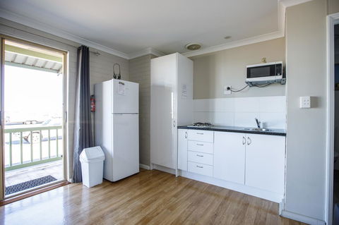 Shark Bay Seafront Apartments - Tourism Cairns 5