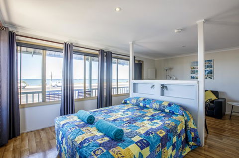 Shark Bay Seafront Apartments - Tourism Cairns 16