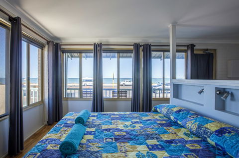 Shark Bay Seafront Apartments - Tourism Cairns 35