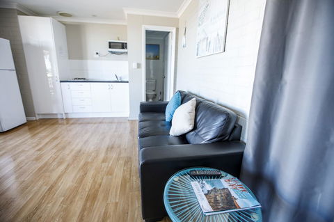 Shark Bay Seafront Apartments - Tourism Cairns 30