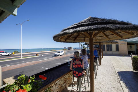 Shark Bay Seafront Apartments - Tourism Cairns 38