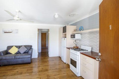 Shark Bay Seafront Apartments - Tourism Cairns 11