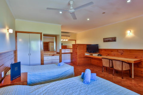 Kimberley Hotel - Tourism Cairns 2