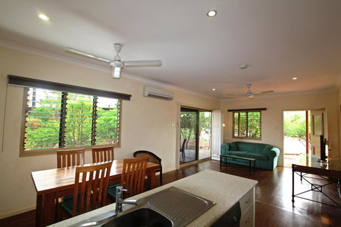 Kimberley Hotel - Tourism Cairns 4