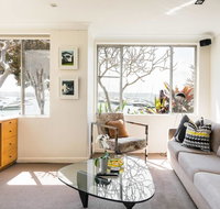 Waterfront Apartment Brimming with Inspirational Artwork - Tourism Cairns