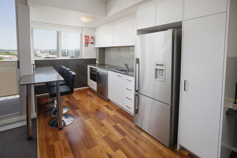 Honeysuckle Executive Apartments - Tourism Cairns 4