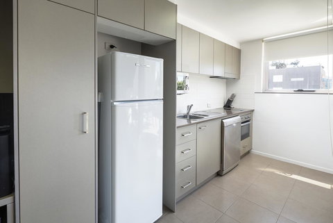 Honeysuckle Executive Apartments - Tourism Cairns 5