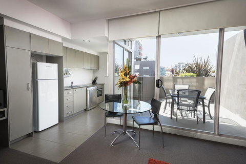 Honeysuckle Executive Apartments - Tourism Cairns 6