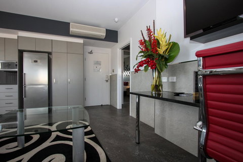 Honeysuckle Executive Apartments - Tourism Cairns 15
