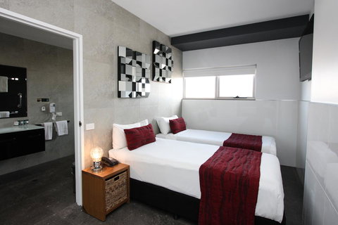 Honeysuckle Executive Apartments - Tourism Cairns 2