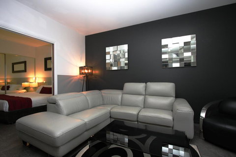 Honeysuckle Executive Apartments - Tourism Cairns 9