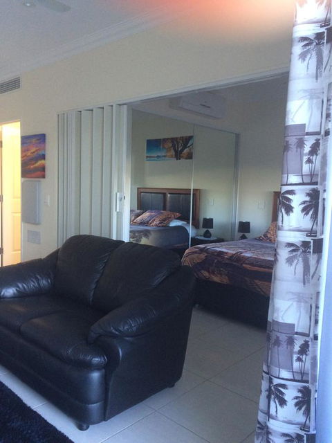 Nomikis\'On The Avenue - Tourism Cairns 14