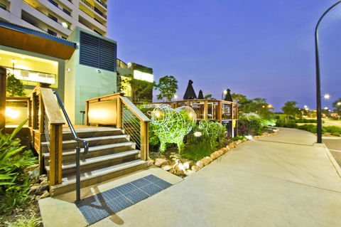 Nomikis\'On The Avenue - Tourism Cairns 2