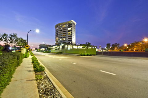 Nomikis\'On The Avenue - Tourism Cairns 10