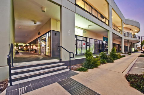 Nomikis\'On The Avenue - Tourism Cairns 8