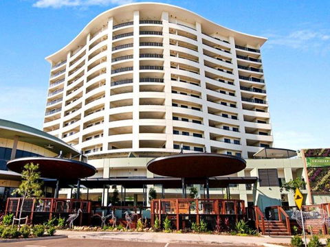 Nomikis\'On The Avenue - Tourism Cairns 16