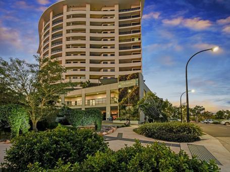 Nomikis\'On The Avenue - Tourism Cairns 1