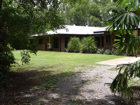 DARWIN'S SHADY ACRES RETREAT - Tourism Cairns 1