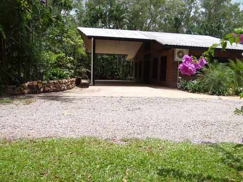 DARWIN'S SHADY ACRES RETREAT - Tourism Cairns 2