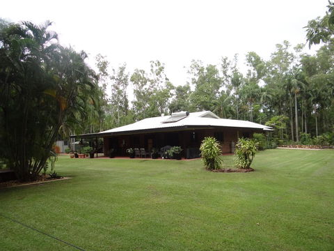 DARWIN'S SHADY ACRES RETREAT - Tourism Cairns 0