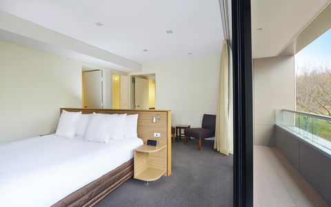 Crowne Plaza Canberra, An IHG Hotel - Tourism Cairns 13