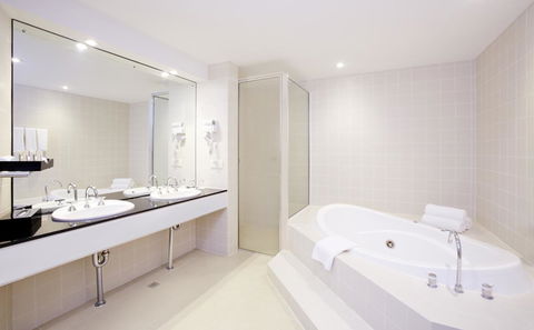 Crowne Plaza Canberra, An IHG Hotel - Tourism Cairns 20