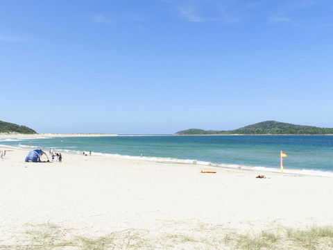 Bombora @ Fingal Bay - Tourism Cairns 1