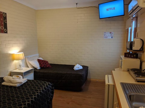 Bondi Motel - Tourism Cairns 1