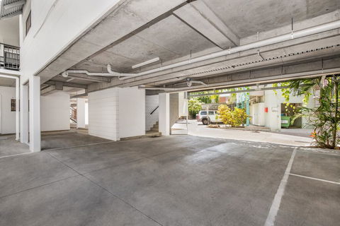 BOUTIQUE APARTMENTS BEACH LOCATION - Tourism Cairns 1