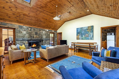 Breakfast Creek Cottage - Central Bluestone Cottage - Tourism Cairns 0