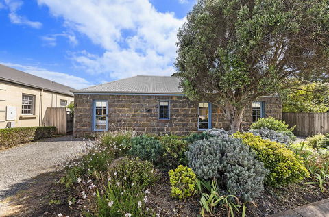 Breakfast Creek Cottage - Central Bluestone Cottage - Tourism Cairns 1