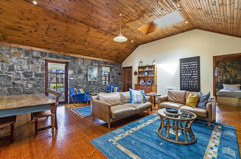 Breakfast Creek Cottage - Central Bluestone Cottage - Tourism Cairns 3