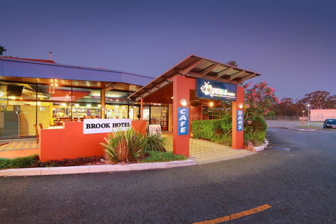 Brook Hotel - Tourism Cairns 0