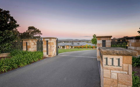 Canberra Luxury Estate - Tourism Cairns 1
