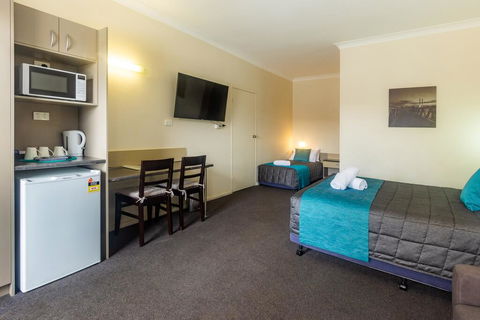 Caravilla Motor Inn - Tourism Cairns 1
