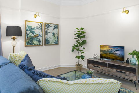 Central Apartment With Spacious Living And Dining - Tourism Cairns 2