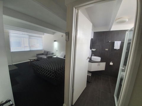 Charles Sturt Motor Inn - Tourism Cairns 3