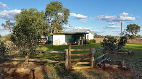 Charleville Bush Cottage - Tourism Cairns 0