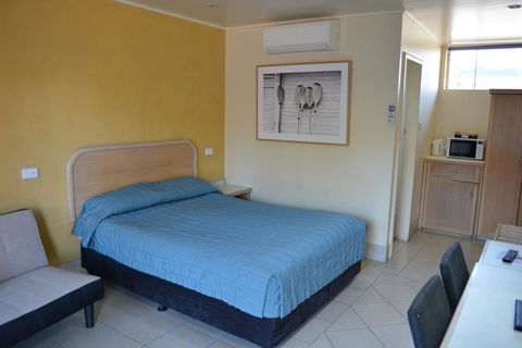 Chelsea Motor Inn - Tourism Cairns 0