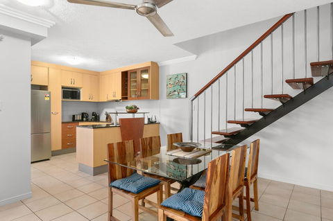 Chic City Apartment With Waterfront Views - Tourism Cairns 3