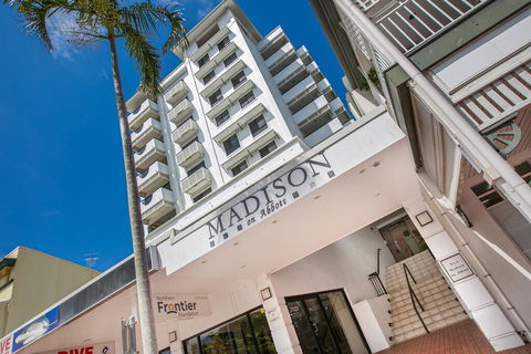 Chic City Apartment With Waterfront Views - Tourism Cairns 1