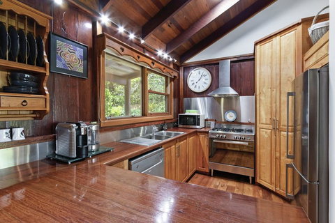 CHRISTOPHERS COTTAGE - Tourism Cairns 3