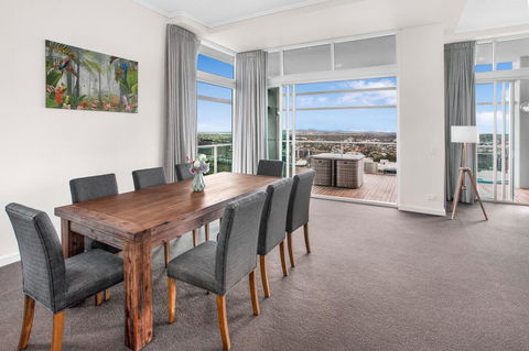City-Centre Apartment With River Views And Balcony - Tourism Cairns 3