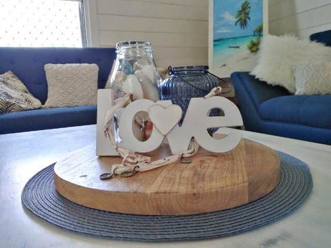 Classic Q'slander, Huge Deck, Pool, Cowboy Stadium - Tourism Cairns 3