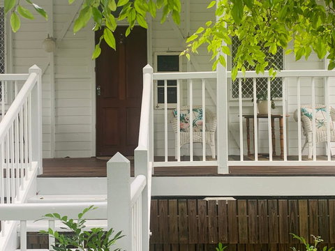 Classic Q'slander, Huge Deck, Pool, Cowboy Stadium - Tourism Cairns 1