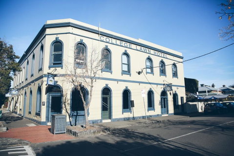 College Lawn Hotel - Tourism Cairns 0