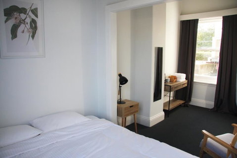 College Lawn Hotel - Tourism Cairns 2