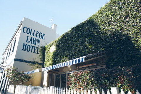 College Lawn Hotel - Tourism Cairns 1